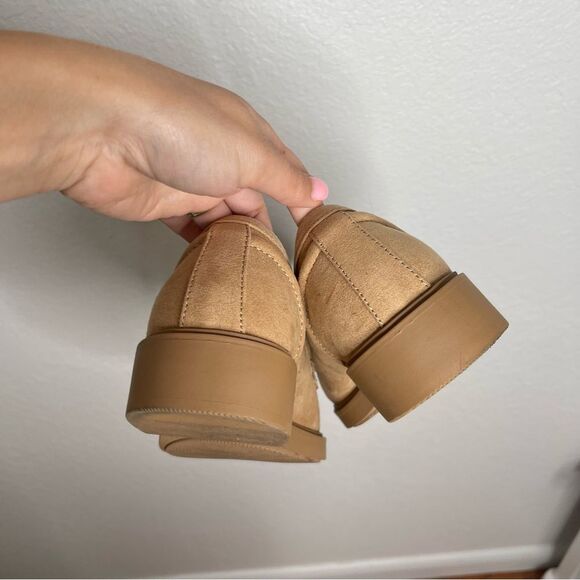 Torrid Clean Loafers Tan Neutral Gold Accents Slip On Shoes Size 8 WW - Picture 4 of 5